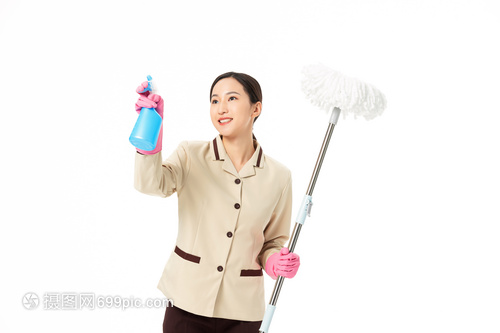 家政服务中的女性形象 专业清洁玻璃的艺术